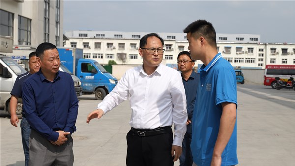 市委副書記鄭曉軍深入調(diào)研電商與快遞業(yè)倉儲服務(wù)發(fā)展情況